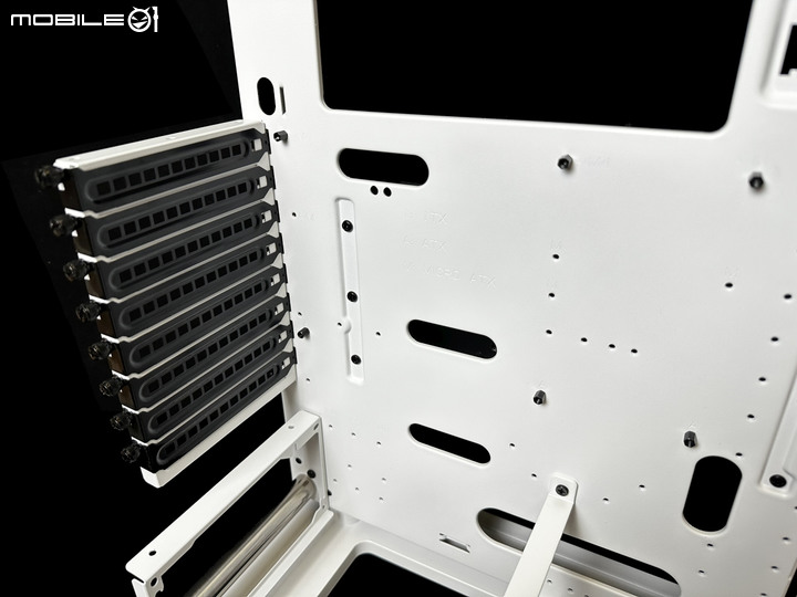 半開放展示平台！TT Core P3 TG Pro 強化玻璃中直立式機殼