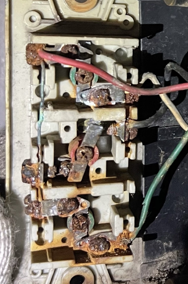 鐵捲門 壓扣開關 是否正確