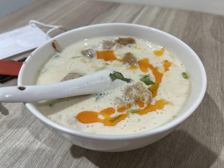 [食記] 平實豆漿，台灣基隆信義，可口黑米飯糰配上獨特焙茶豆漿