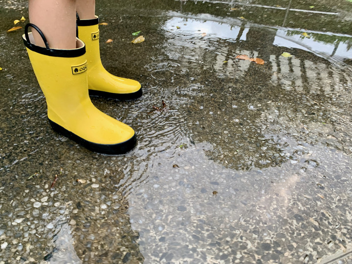 美國Oaki兒童雨鞋開箱｜兒子的天然橡膠雨鞋初體驗
