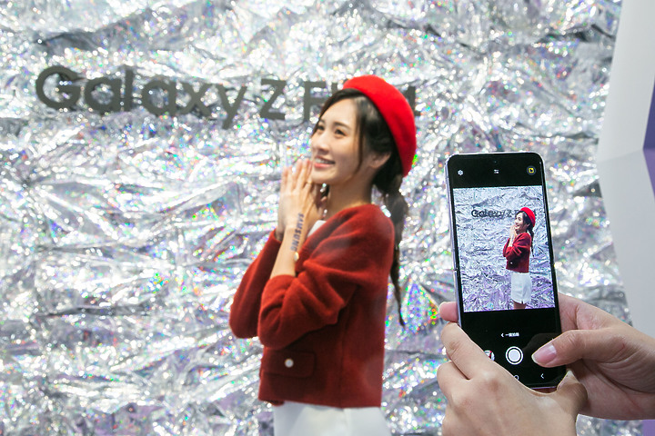 節慶「星地標」!三星快閃點進駐信義區、搭Galaxy Z摺疊拍美照