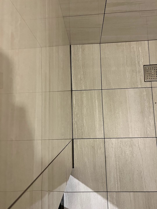 請問磁磚與牆面縫隙不一，轉角不圓順，還是我太要求？