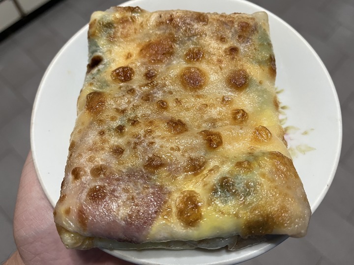 [食記] 車牌下手作蛋餅，台灣新北新莊，香酥厚實雙蛋起司培根九層塔蛋餅
