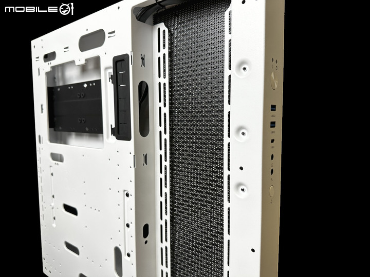 半開放展示平台！TT Core P3 TG Pro 強化玻璃中直立式機殼