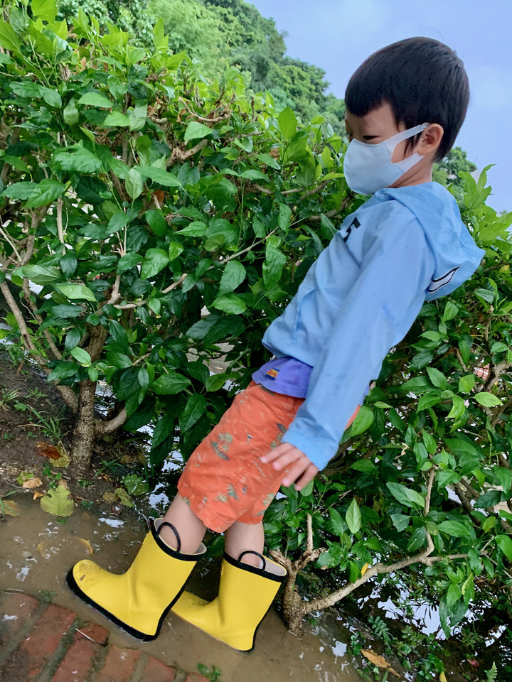 美國Oaki兒童雨鞋開箱｜兒子的天然橡膠雨鞋初體驗