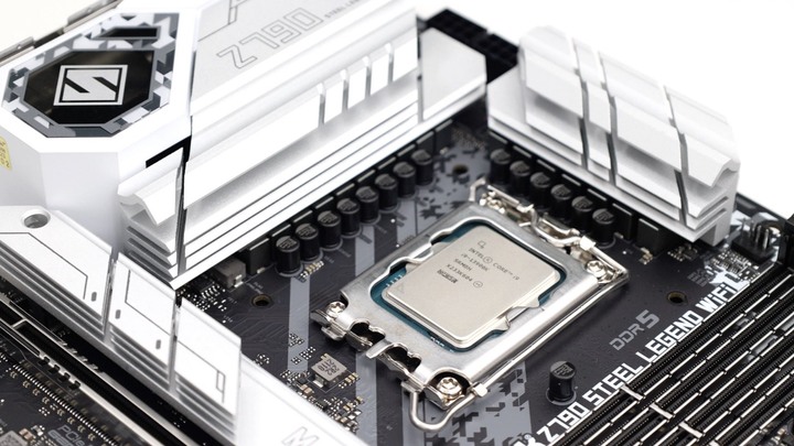 機殼裡放螢幕更方便了！ASRock Z790 Steel Legend WiFi