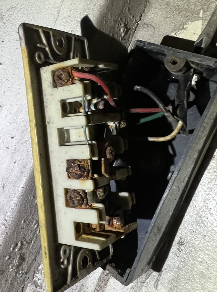 鐵捲門 壓扣開關 是否正確