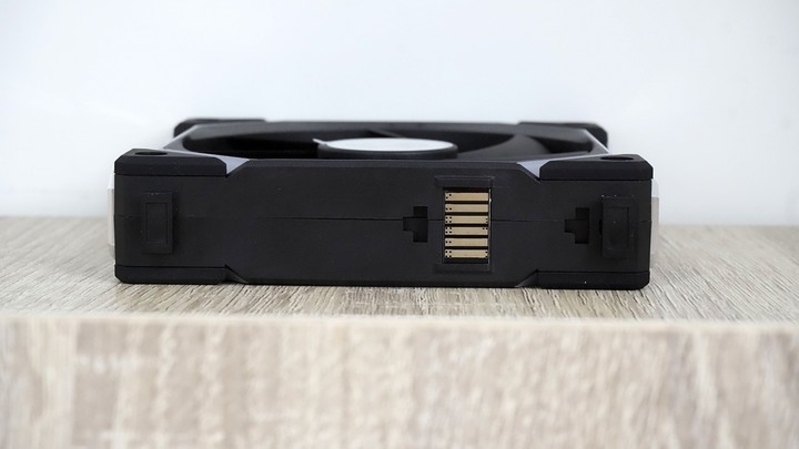 【開箱】風扇界的積木大師!! LIAN LI UNI FAN SL120 V2開箱