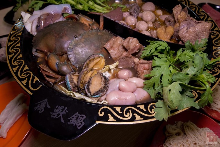【臺南美食】秋冬就要進補，招牌禽獸鍋讓你吃到薑母鴨也能吃到羊肉爐，再搭個紅蟳、雞佛、鮑魚讓你補上加補，還有免費停車場~鑫帝元薑母鴨羊肉爐