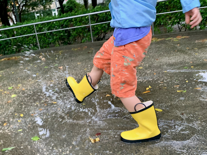 美國Oaki兒童雨鞋開箱｜兒子的天然橡膠雨鞋初體驗