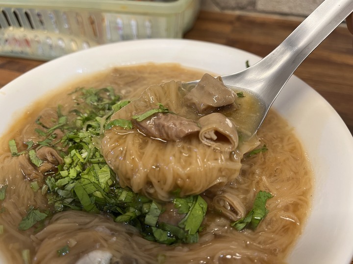 [食記] 淓大腸蚵仔麵線，台灣基隆安樂，用料大方大腸蚵仔麵線配上辣菜脯！