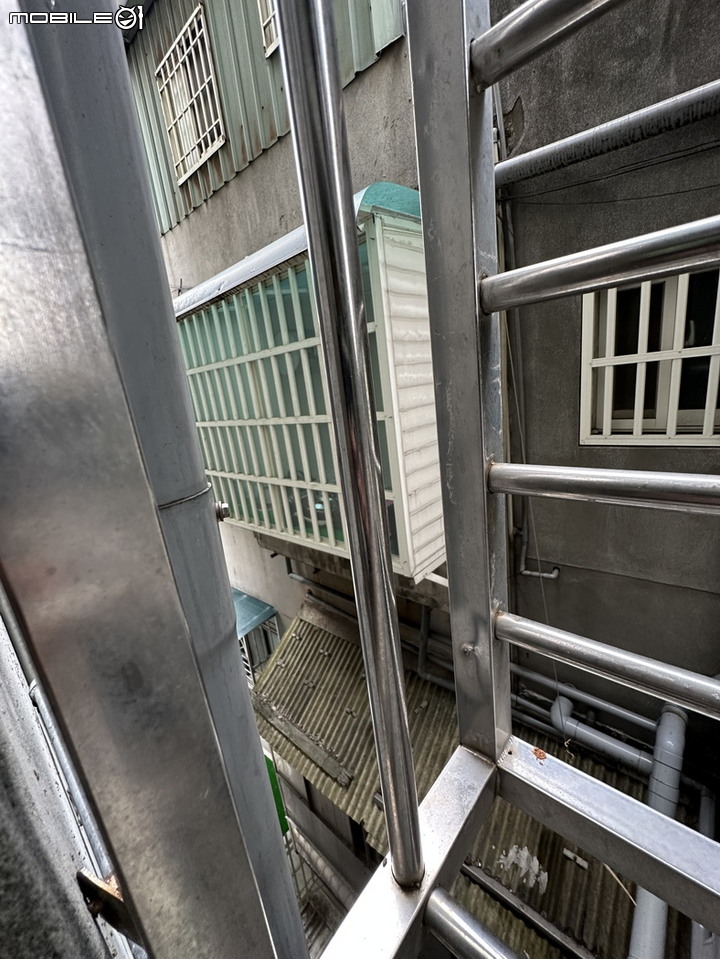[請益] 請問對於對面鄰居半夜或清晨在疑似擴建陽台上洗碗盤跟大聲聊天有什麼制止的方法?