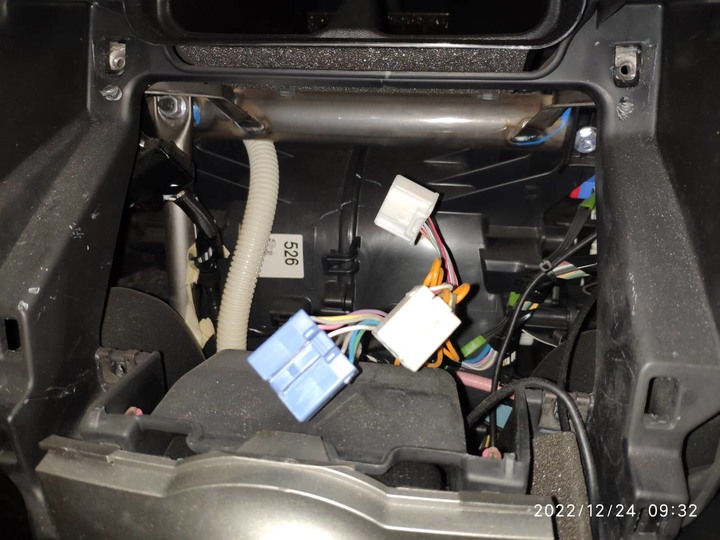 [解決][車機安裝問題 ] 接線後手煞車一直亮，且開車會不停響