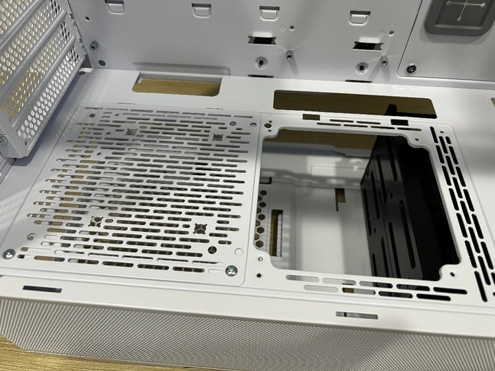 聯力Lian li的誠意之作Lancool 216,巧思滿滿的散熱猛獸 !