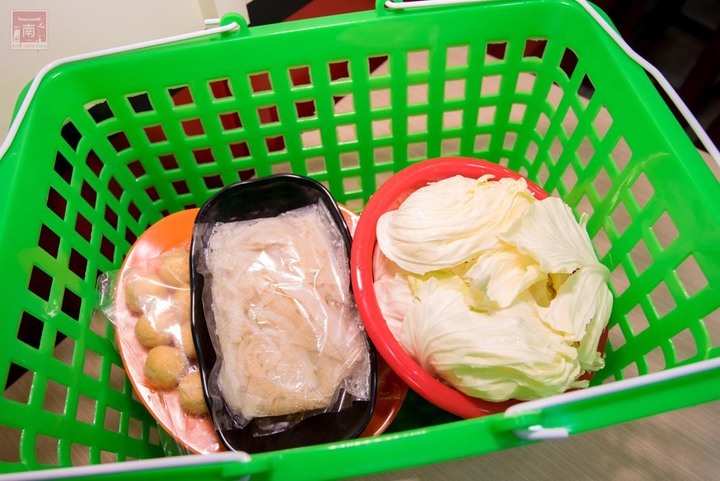【臺南美食】秋冬就要進補，招牌禽獸鍋讓你吃到薑母鴨也能吃到羊肉爐，再搭個紅蟳、雞佛、鮑魚讓你補上加補，還有免費停車場~鑫帝元薑母鴨羊肉爐
