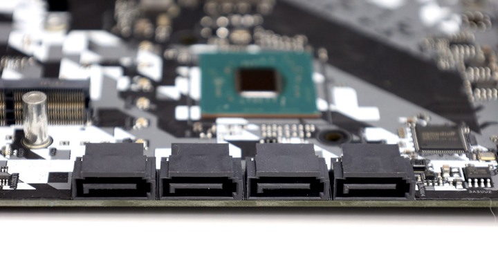 機殼裡放螢幕更方便了！ASRock Z790 Steel Legend WiFi