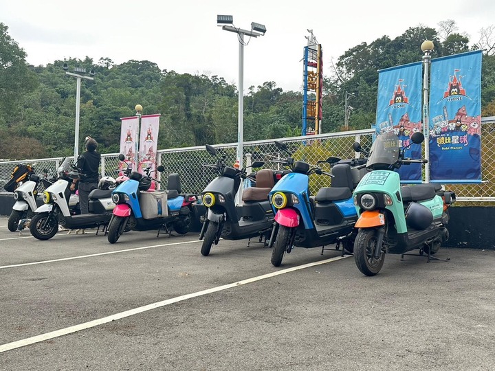 點我看大圖 狗聚? 車聚? 傻傻分不清楚XD
