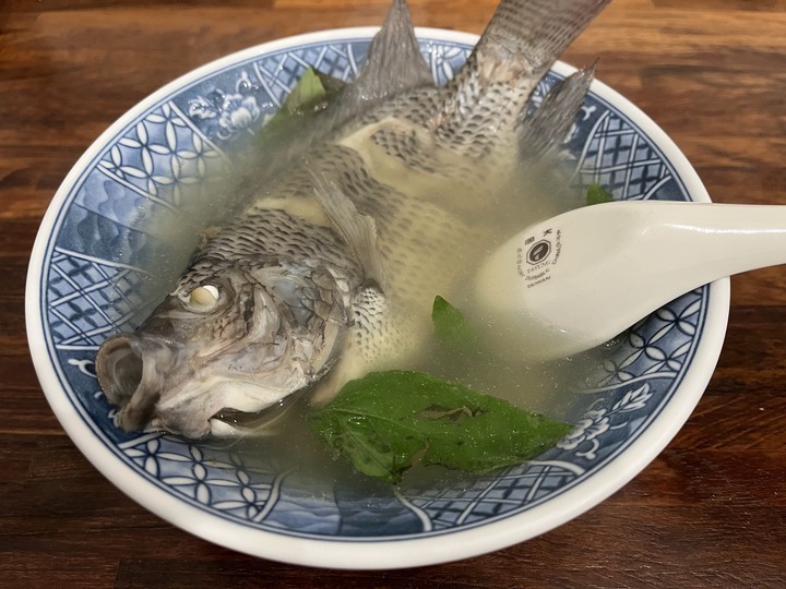 [食記] 以馬內利鮮魚湯，台灣台北中正，清澈鮮美吳郭魚湯配香Q炒米粉麵！