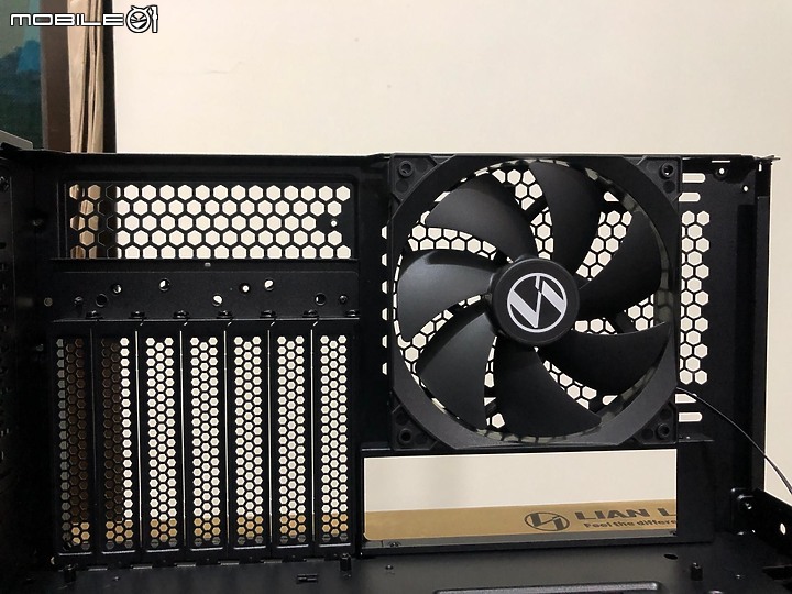 點我看大圖 可能是目前最無所不能的中塔機殼 聯力LIAN LI Lancool 216 開箱測試報告