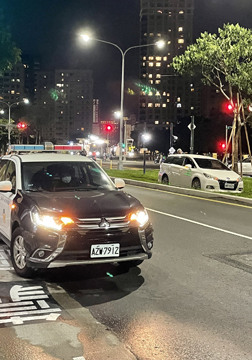 高雄輕軌又出事了，有車誤闖輕軌軌道動彈不的