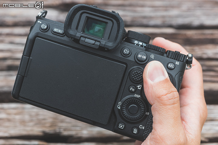 Canon R6 Mark II vs. Sony A7 IV ｜中階全幅的正面對決！