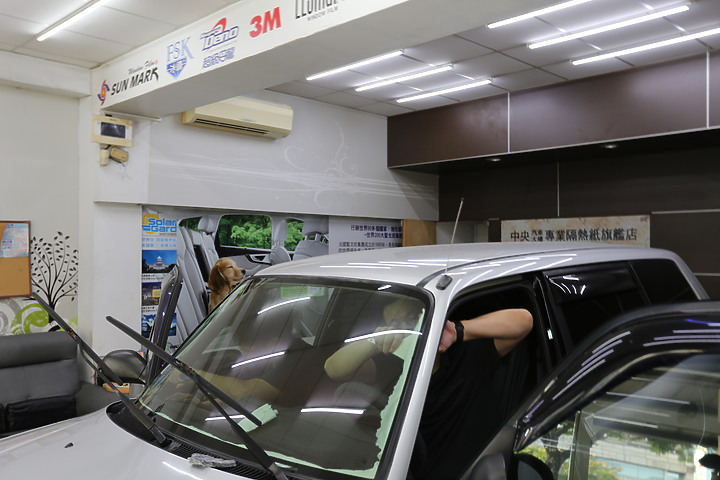 點我看大圖 舒熱佳LX70-前擋風玻璃70%透光度的選擇-RAV4 SX11