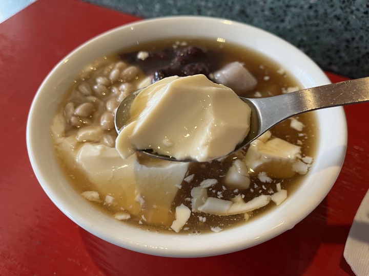 [食記] 雹仔豆花，台灣台北中正，綿密鹹香鹽滷豆花交織甘甜糖水