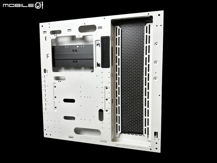 半開放展示平台！TT Core P3 TG Pro 強化玻璃中直立式機殼