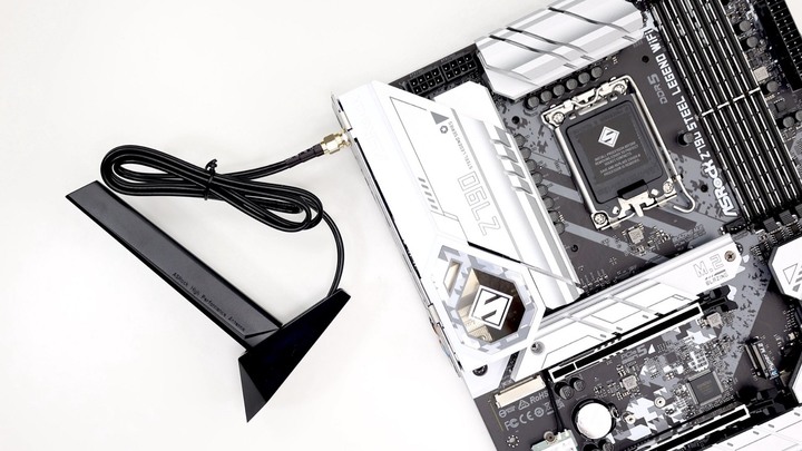 機殼裡放螢幕更方便了！ASRock Z790 Steel Legend WiFi