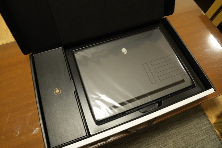 點我看大圖 DELL Alienware M15 R7 簡易開箱