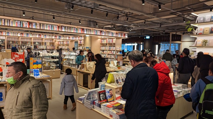 桃園市藝文特區 - 2022/12/17 起試營運的桃園市圖書館館新總館 & 蔦屋書店