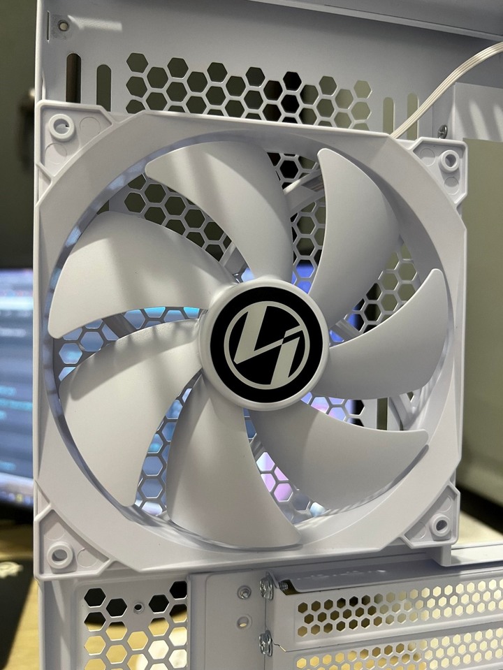 聯力Lian li的誠意之作Lancool 216,巧思滿滿的散熱猛獸 !