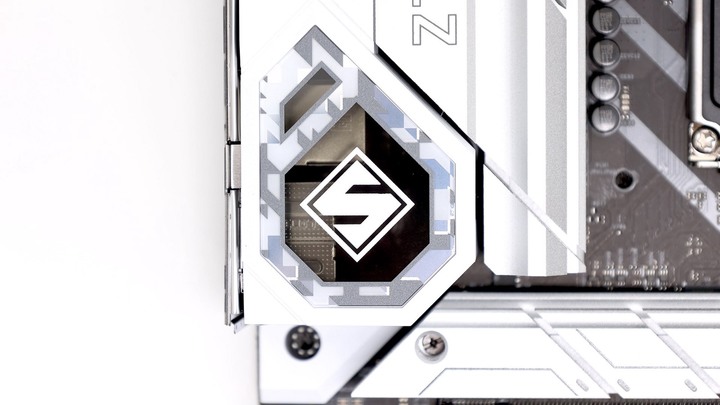 機殼裡放螢幕更方便了！ASRock Z790 Steel Legend WiFi