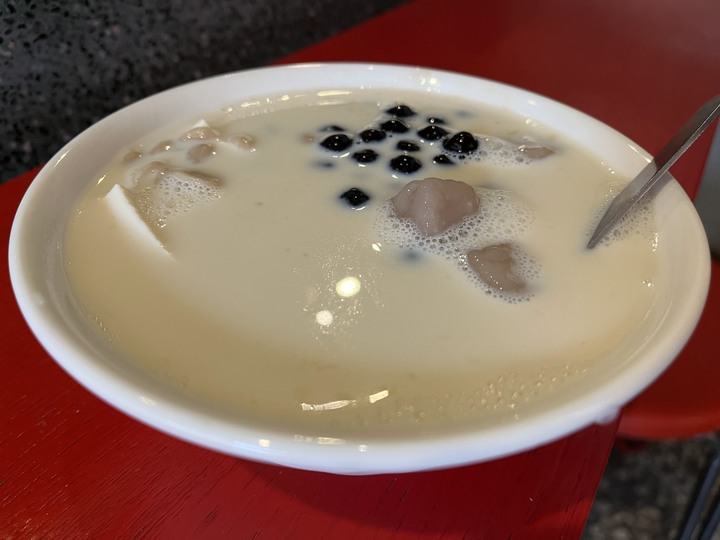 [食記] 雹仔豆花，台灣台北中正，綿密鹹香鹽滷豆花交織甘甜糖水