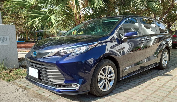 點我看大圖 開一年的 Toyota 四代 Sienna Hybrid 2.5 XLE vs 開了 10 年的三代 Sienna 2.7 LE 心得