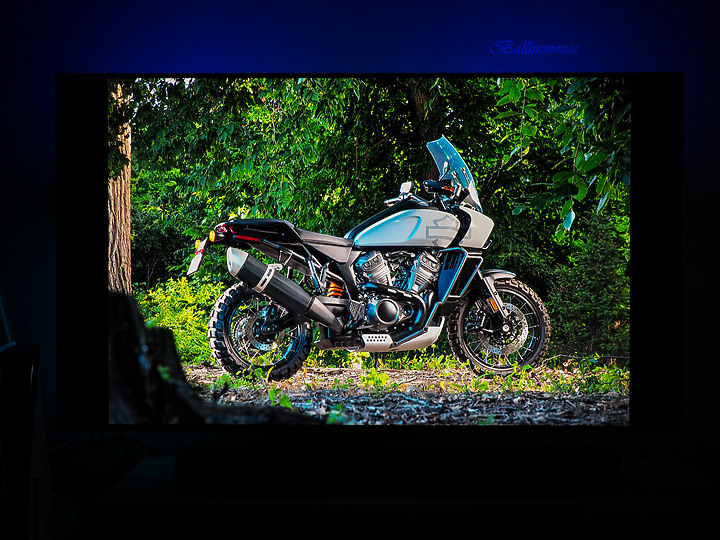 亮與暗的視覺衝擊 | BenQ MiniLed S55-940 護眼智慧電視推薦