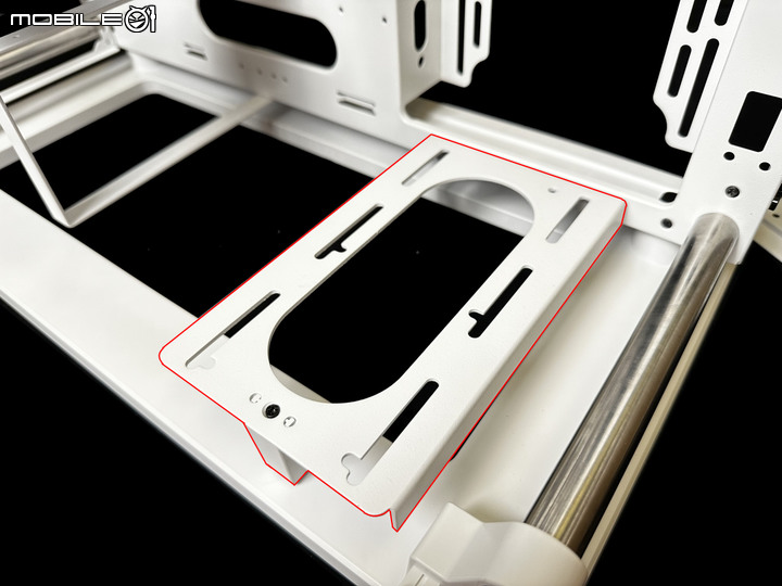 半開放展示平台！TT Core P3 TG Pro 強化玻璃中直立式機殼