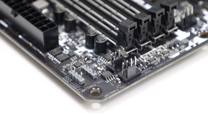 機殼裡放螢幕更方便了！ASRock Z790 Steel Legend WiFi