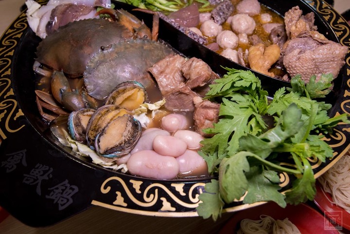 【臺南美食】秋冬就要進補，招牌禽獸鍋讓你吃到薑母鴨也能吃到羊肉爐，再搭個紅蟳、雞佛、鮑魚讓你補上加補，還有免費停車場~鑫帝元薑母鴨羊肉爐