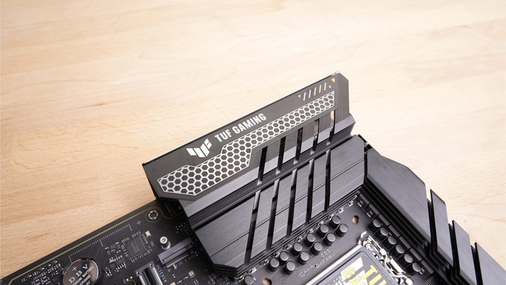 他會是幫 DDR4 記憶體再戰 N 年的希望？ASUS TUF GAMING Z790-PLUS WiFi D4