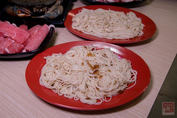 【臺南美食】秋冬就要進補，招牌禽獸鍋讓你吃到薑母鴨也能吃到羊肉爐，再搭個紅蟳、雞佛、鮑魚讓你補上加補，還有免費停車場~鑫帝元薑母鴨羊肉爐