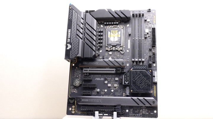 他會是幫 DDR4 記憶體再戰 N 年的希望？ASUS TUF GAMING Z790-PLUS WiFi D4