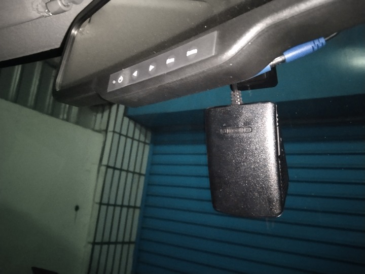 大家看的出來這台行車記錄器的記憶卡要怎麼拿出來嗎?