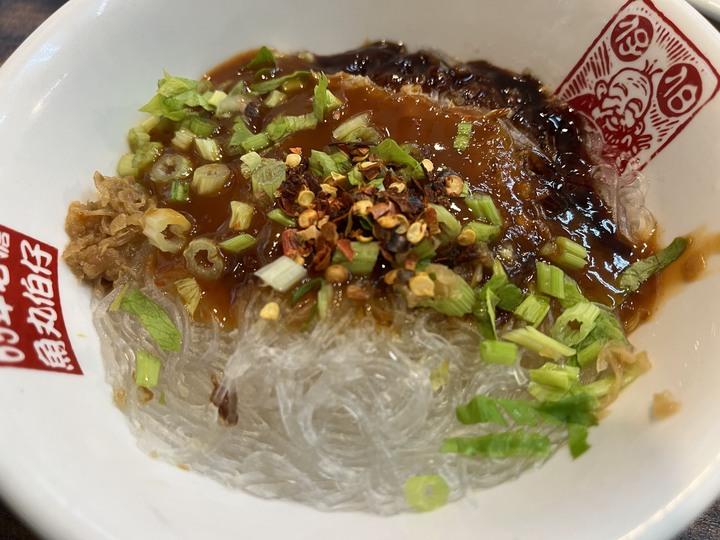 [食記] 魚丸伯仔，台灣基隆仁愛，在地獨特美食豆干包配乾冬粉