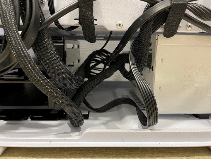 聯力Lian li的誠意之作Lancool 216,巧思滿滿的散熱猛獸 !