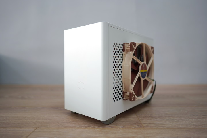 點我看大圖 13900K+RTX4090風冷ITX打造銀白Mac風遊戲機 《白銀戰姬》 by NR200 + G502 X Lightspeed + ROG Strix Scope NX TKL