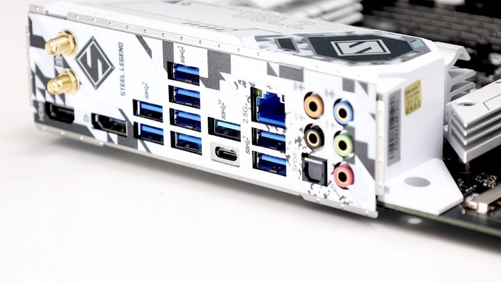 機殼裡放螢幕更方便了！ASRock Z790 Steel Legend WiFi