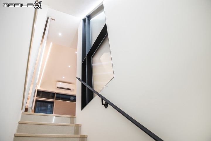 【開箱】台中現代暖調+空中瑜珈室 新加坡式透天住宅