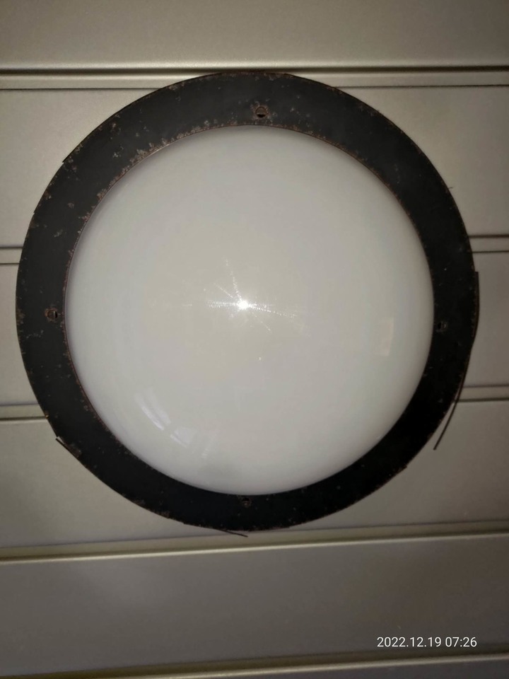 請問這種吸頂燈怎麼打開燈罩換燈泡?