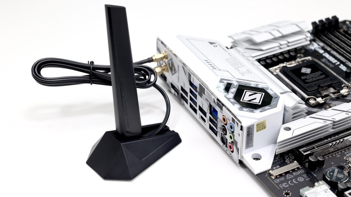 機殼裡放螢幕更方便了！ASRock Z790 Steel Legend WiFi